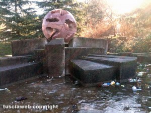 Viterbo - Murialdo - Fontana Sfera piena di immondizia