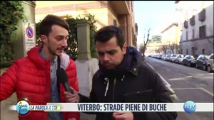 Viterbo - Strade colabrodo - Il giornalista Rai Domenico Marocchi con Raffaele Strocchia di Tusciaweb
