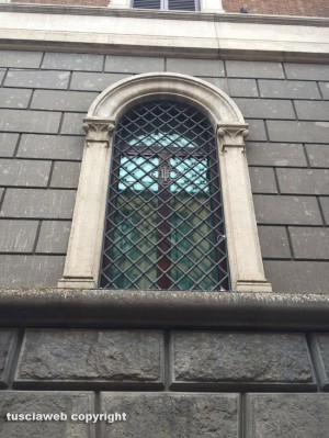 Viterbo - Escrementi di piccione su Banca d'Italia