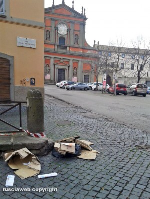 Viterbo - Rifiuti in piazza della Trinità
