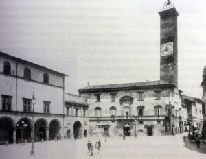 Viterbo - Piazza del comune con i lampioni nel primo Novecento
