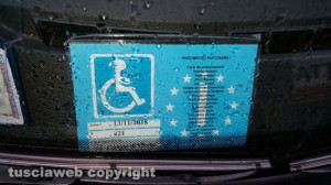 Viterbo - Via Dobici - Multa a un'auto con il tagliandino disabili