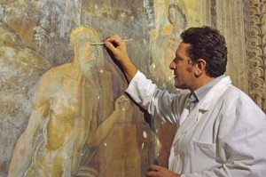 Viterbo - Il restauratore Emanuele Ioppolo al lavoro sull'affresco del Pastura a Santa Maria Nuova