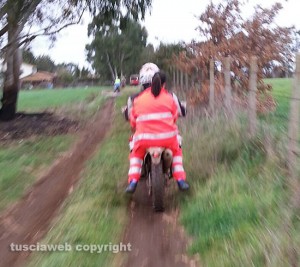 Vetralla - Centauro ferito - L'infermiera va a soccorrere l'infortunato sulla moto da cross