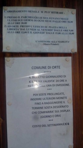 Orte - Parcheggio Molegnano - Gli avvisi alla casetta di legno