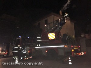 Viterbo - Incendio in una abitazione - L'intervento dei vigili del fuoco