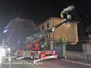 Viterbo - Incendio in una abitazione - L'intervento dei vigili del fuoco