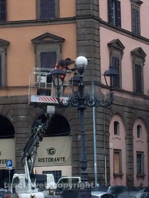 Viterbo - Deturpati i lampioni ottocenteschi di piazza della Rocca