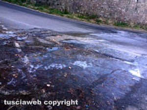 Viterbo - La fontana del Roncone perde acqua e la strada si ghiaccia