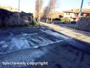 Viterbo - La fontana del Roncone perde acqua e la strada si ghiaccia
