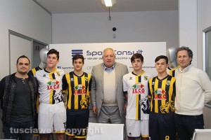 Sport - Calcio - Viterbese - Piero Camilli assieme ai ragazzi del settore giovanile, durante la presentazione delle nuove maglie da gioco