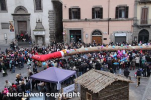 Viterbo - La calza della Befana più lunga del mondo 2016