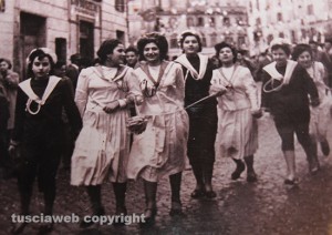 Carnevale di Ronciglione - La mascherata "Il pesce" del 1954 - A sinistra: Pierina De Angelis