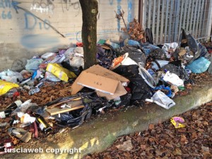 Viterbo - Cumulo di rifiuti nel parcheggio dell'ex Ok