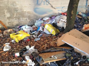 Viterbo - Cumulo di rifiuti nel parcheggio dell'ex Ok