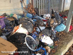 Viterbo - Cumulo di rifiuti nel parcheggio dell'ex Ok