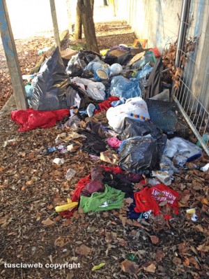 Viterbo - Cumulo di rifiuti nel parcheggio dell'ex Ok