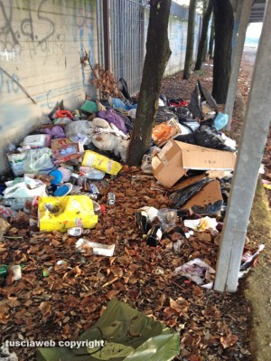 Viterbo - Cumulo di rifiuti nel parcheggio dell'ex Ok