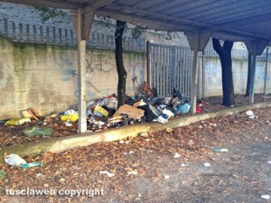 Viterbo - Cumulo di rifiuti nel parcheggio dell'ex Ok