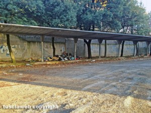 Viterbo - Cumulo di rifiuti nel parcheggio dell'ex Ok