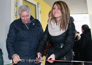Viterbo - Il sindaco Leonardo Michelini e l'assessora ai servizi sociali Alessandra Troncarelli al taglio del nastro