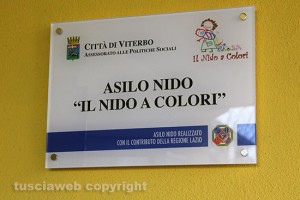 Viterbo - La targa del nuovo asilo "Il nido a colori"