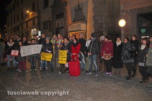 Viterbo - Unioni civili - Sostenitori diritti lgbt in piazza del Comune