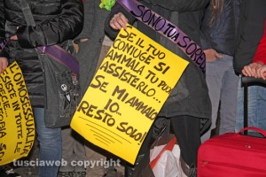 Viterbo - Unioni civili - Sostenitori diritti lgbt in piazza del Comune