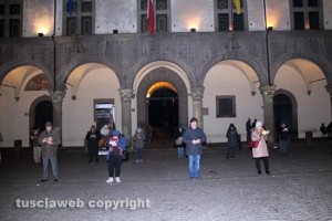 Viterbo - Unioni civili - Sentinelle in piazza del Comune