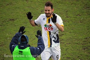 Sport - Calcio - Viterbese - Bernardo corre ad abbracciare Ansini dopo l'1-0