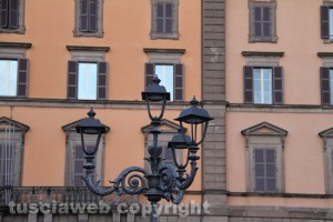 Viterbo - Deturpati i lampioni ottocenteschi di piazza della Rocca