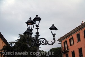 Viterbo - Deturpati i lampioni ottocenteschi di piazza della Rocca