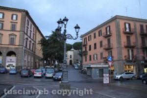 Viterbo - Deturpati i lampioni ottocenteschi di piazza della Rocca