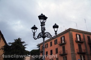 Viterbo - Deturpati i lampioni ottocenteschi di piazza della Rocca