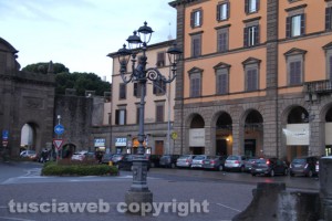 Viterbo - Deturpati i lampioni ottocenteschi di piazza della Rocca