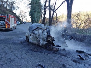 Un'auto in fiamme