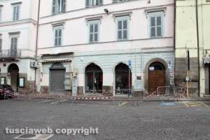 Viterbo - Piazza Fontana grande - Intervento dei vigili del fuoco - L'area transennata