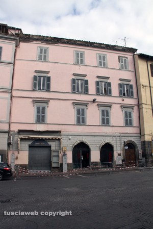 Viterbo - Piazza Fontana grande - Intervento dei vigili del fuoco - L'area transennata