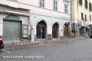 Viterbo - Piazza Fontana grande - Intervento dei vigili del fuoco - L'area transennata