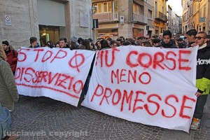 Viterbo - La protesta degli studenti contro Cotral