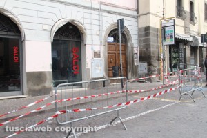 Viterbo - Piazza Fontana grande - Intervento dei vigili del fuoco - L'area transennata