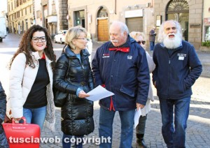 Comitato Non ce la beviamo - La consegna al prefetto della lettera al prefetto