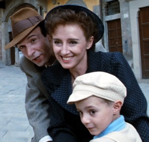 Giorgio Cantarini con Roberto Benigni e Nicoletta Braschi in una scena della "Vita bella"