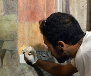 Viterbo - Il restauratore Luca Castantini al lavoro sull'affresco del Pastura a Santa Maria Nuova