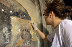 Viterbo - La restauratrice Miriam Russo al lavoro sull'affresco del Pastura a Santa Maria Nuova