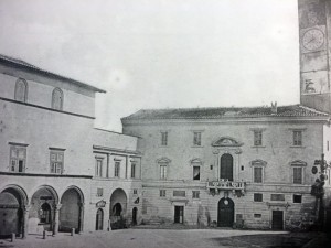 Viterbo - Piazza del comune senza lampioni nel 1860