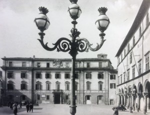 Viterbo - Piazza del comune con i lampioni nel 1939