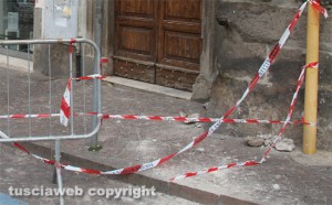 Viterbo - Piazza Fontana grande - Intervento dei vigili del fuoco - I calcinacci caduti