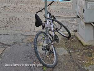 Viterbo - Via santa Elisabetta - Bici abbandonata da otto mesi