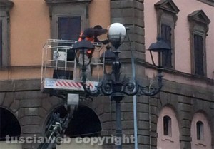 Viterbo - Deturpati i lampioni ottocenteschi di piazza della Rocca